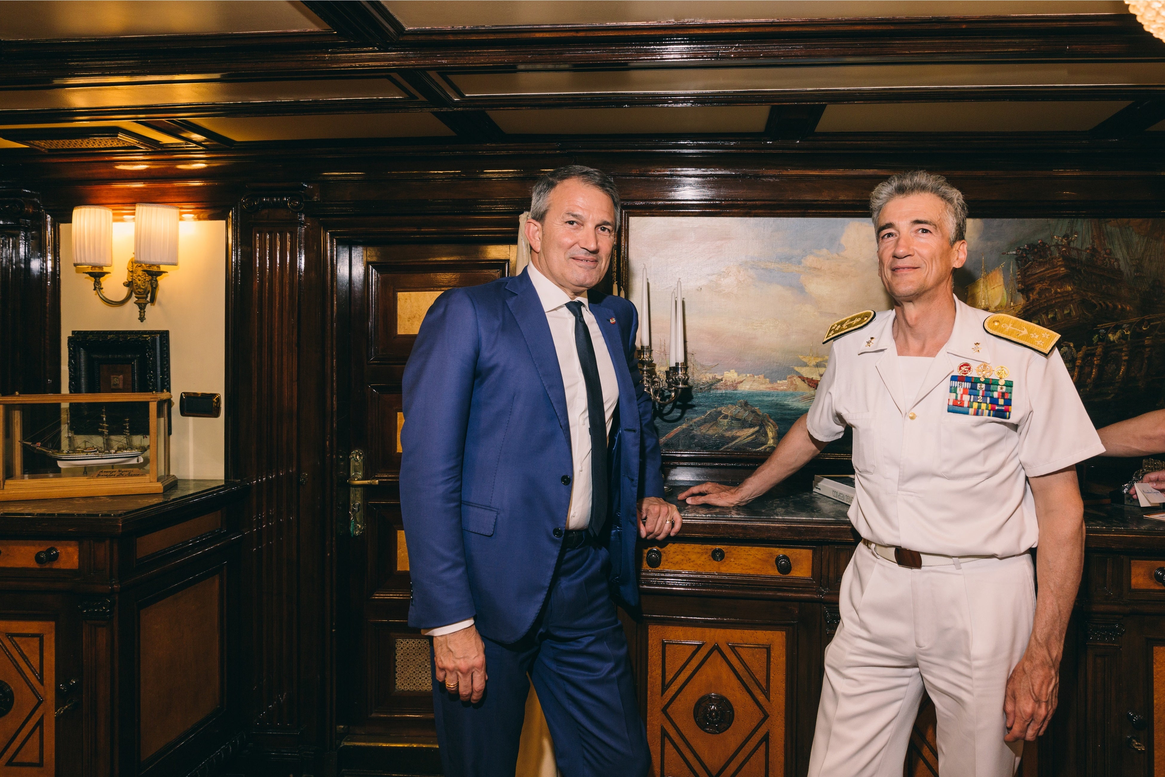 ブルガリ セールス＆リテールエグゼクティブ バイスプレジデント レリオ・ガヴァッツァ（左） イタリア海軍艦隊最高司令官アウレリオ・デ・カロリス提督（右）