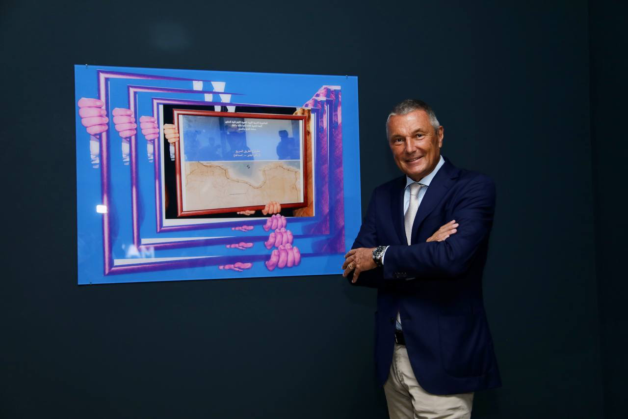 アレサンドラ・フェリーニ『Gaddafi in Rome』の前に立つブルガリ グループ CEO ジャン-クリストフ・ババン