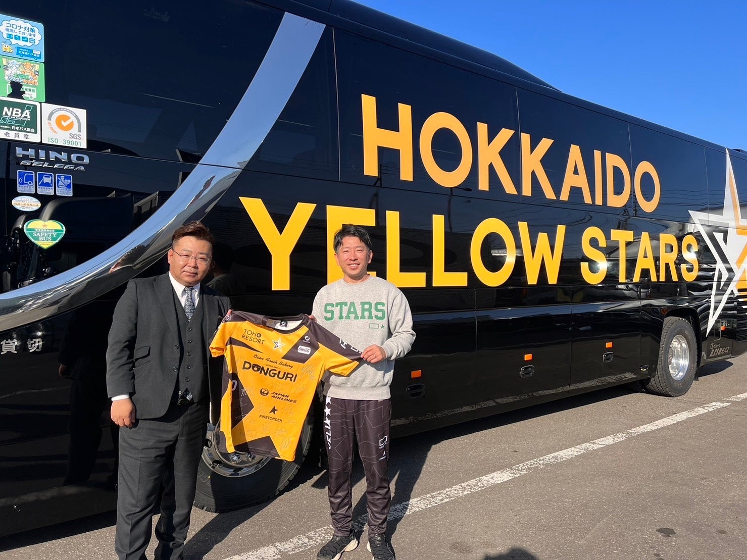H.CS観光株式会社の菅野社長と北海道イエロースターズの平野社長