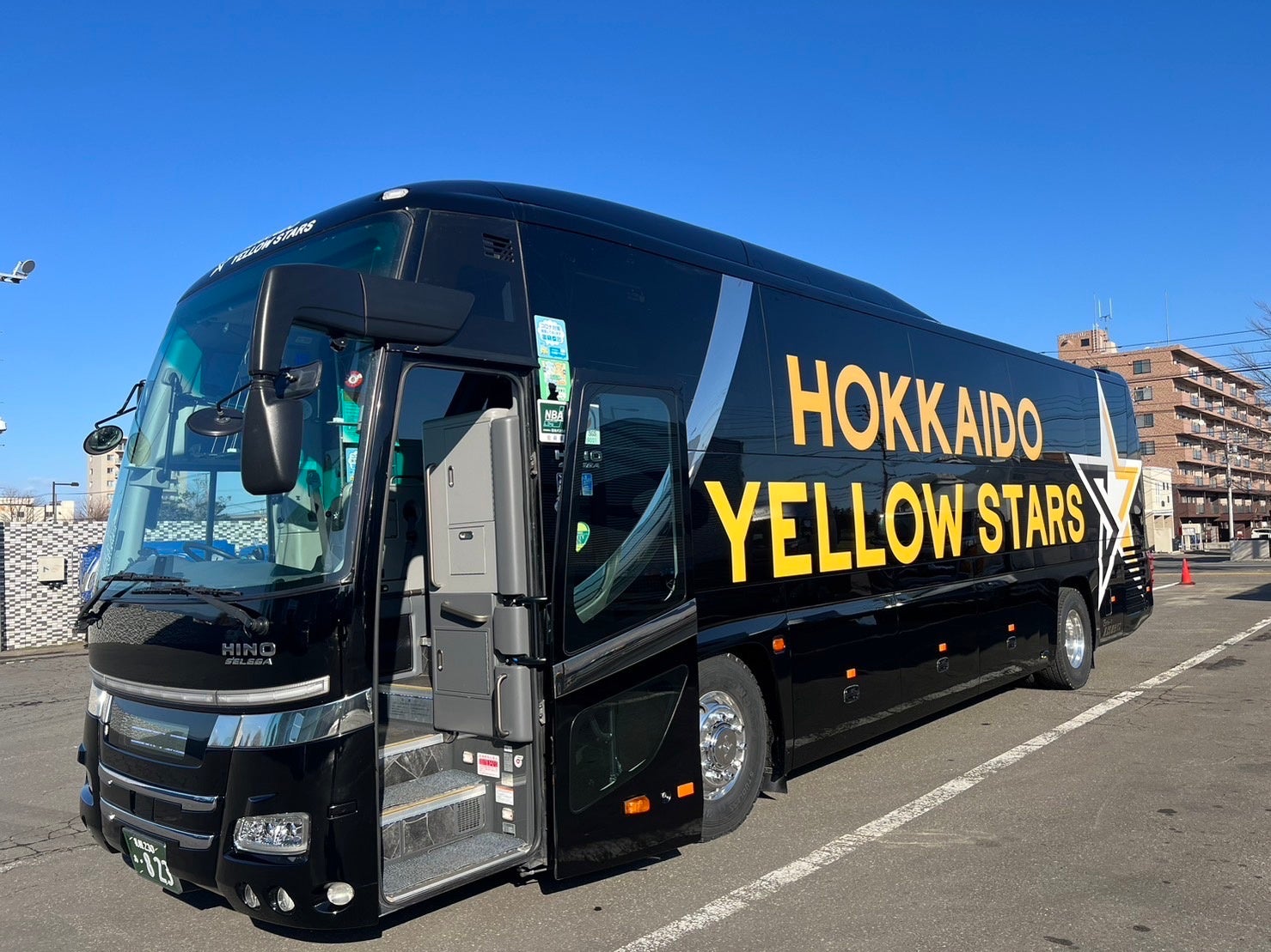 クラブのイメージカラーであるイエローとブラックを使用したデザイン