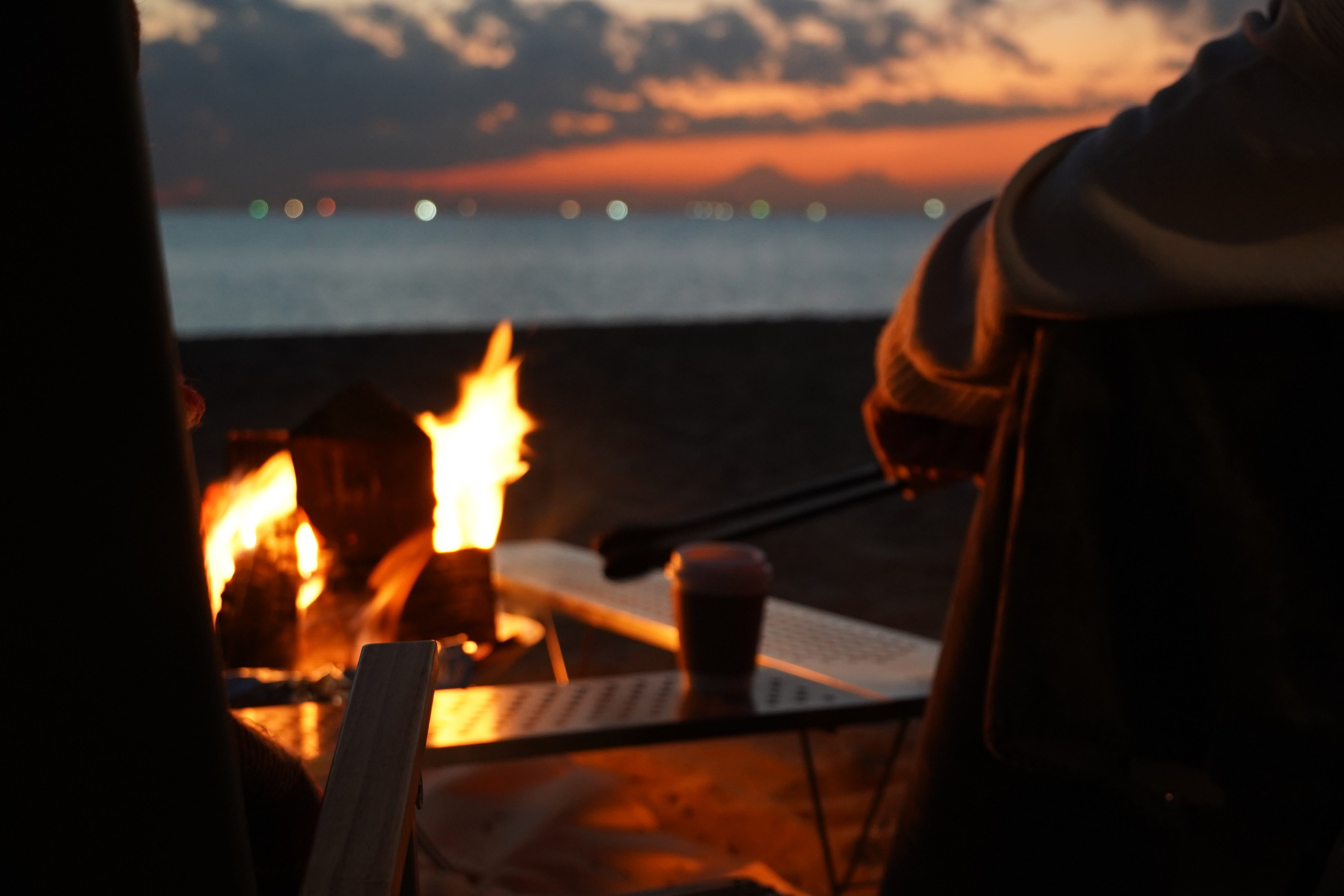 ホワイトサンドビーチで焚火を楽しむ