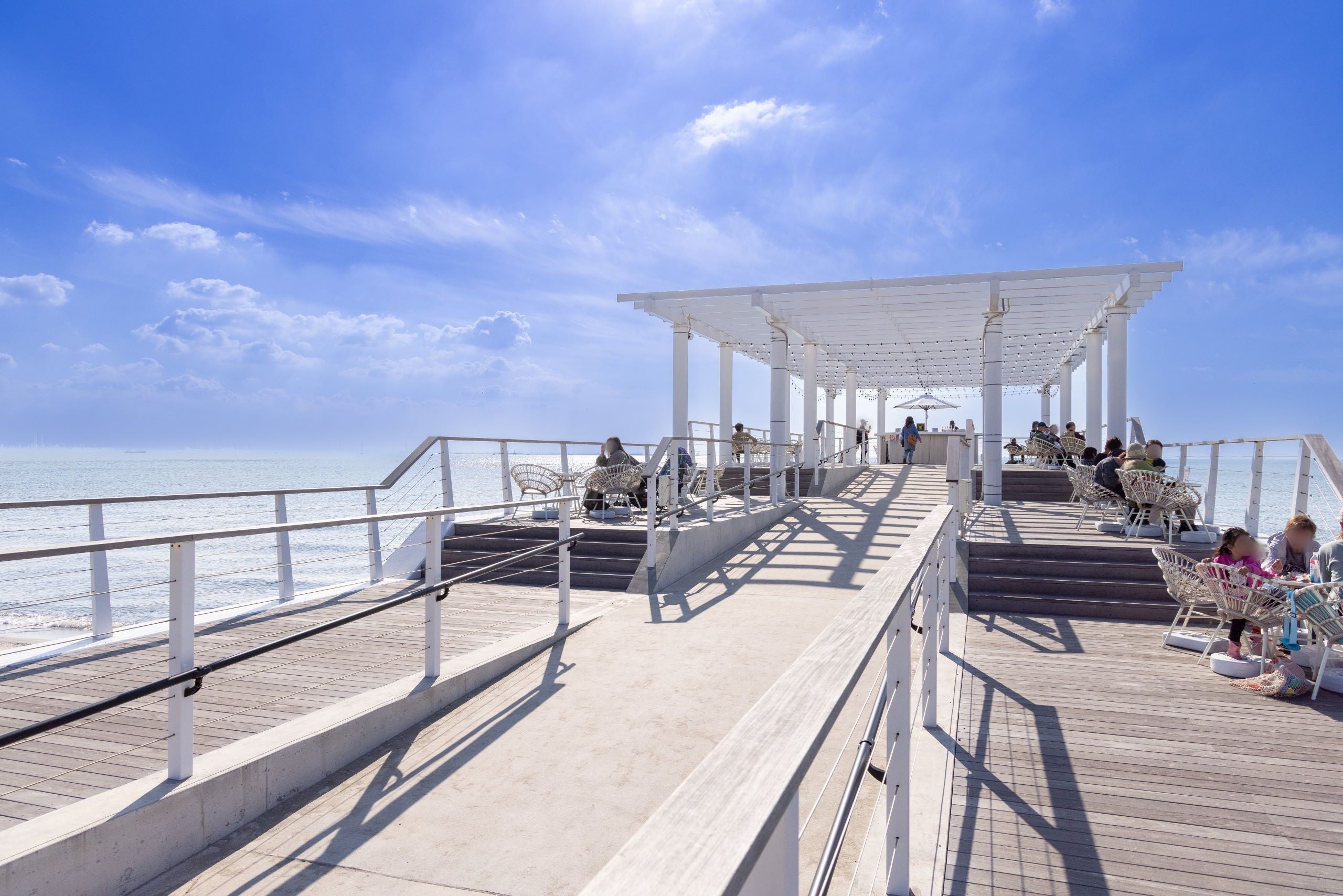 「海へ延びるウッドデッキ」