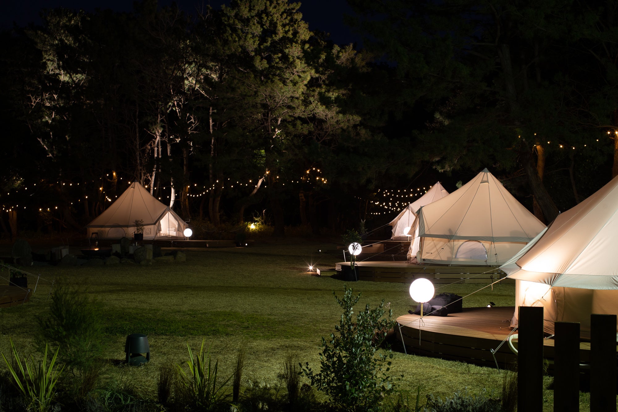 夜のグランピングエリア