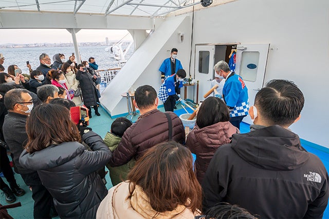 デッキで餅つき大会※イメージ