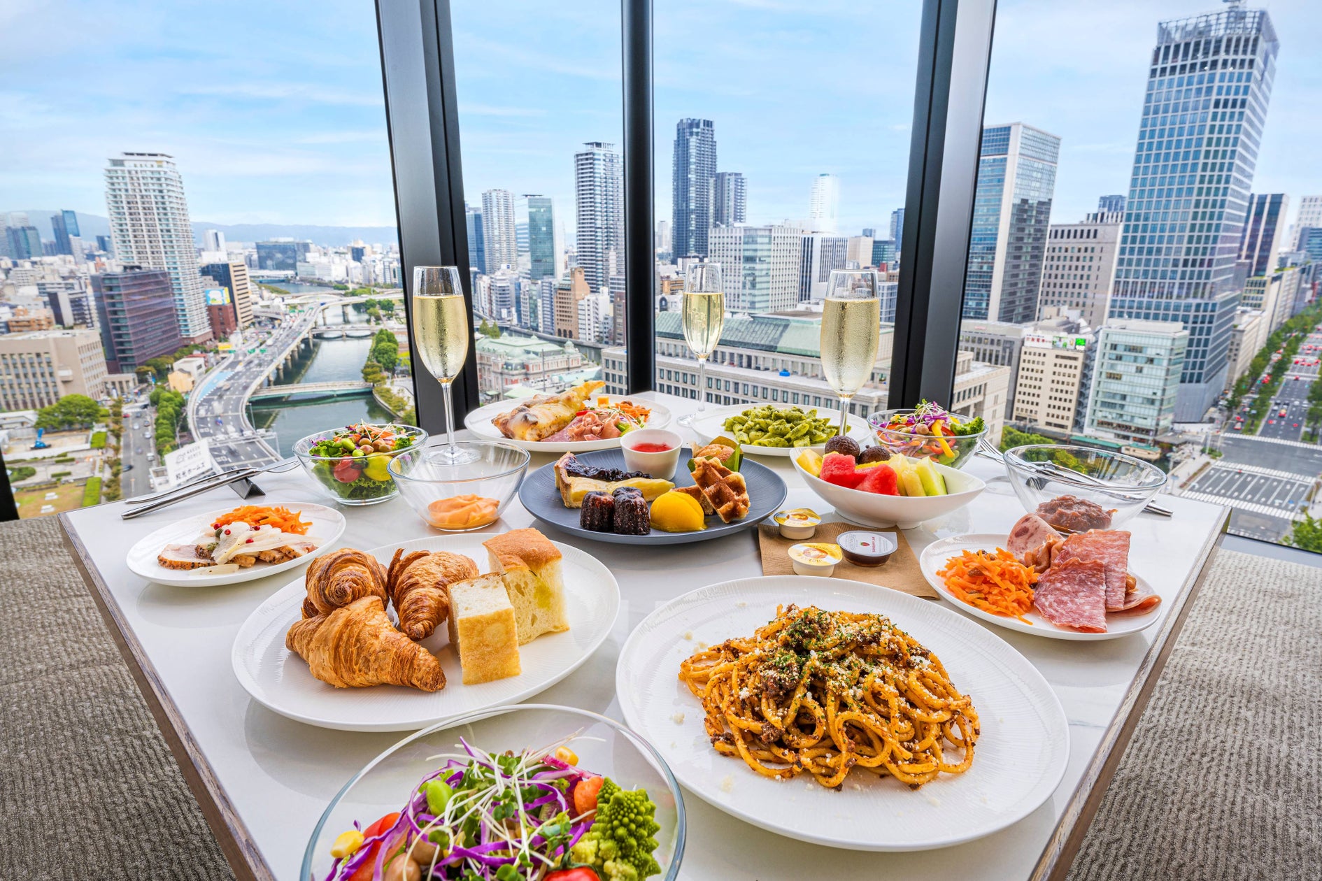 「カンデオホテルズ大阪ザ・タワー」の直営レストラン「The C's 〜Sky Dining〜」にてランチタイムから飲み放題が楽しめる“大人の ...