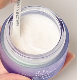 進化を続け23年目。ハリ・透明感満ちる純白※1のマキアレイベル最高峰 進化を続け23年目。ハリ・透明感満ちる純白※1のマキアレイベル最高峰