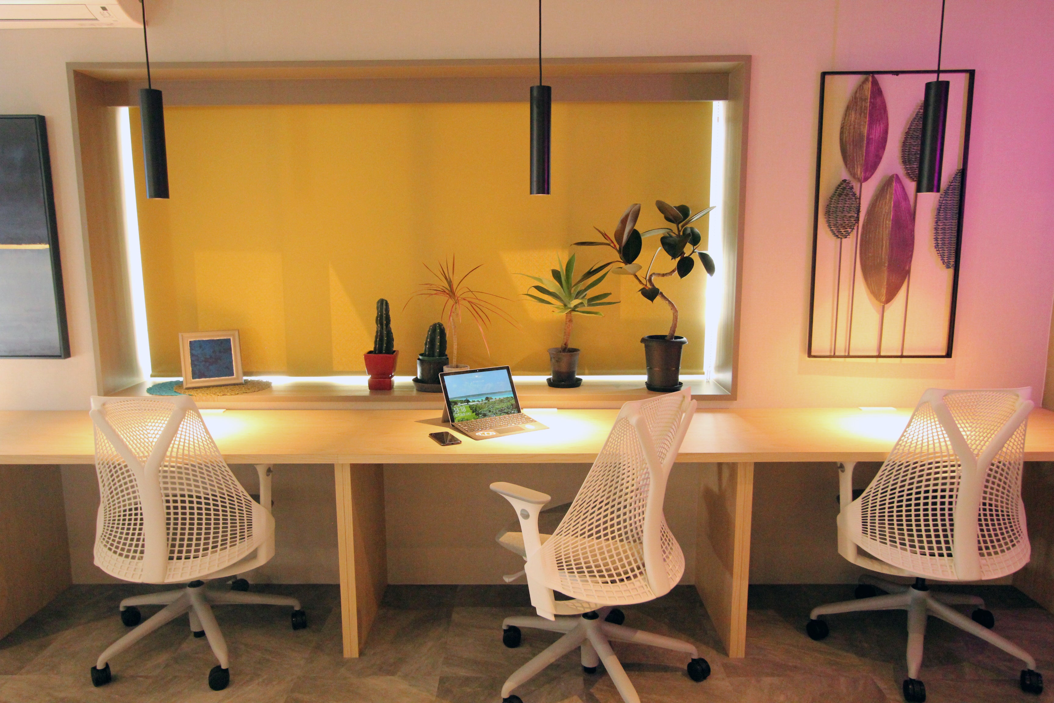 ハーマンミラーのチェアを設置。