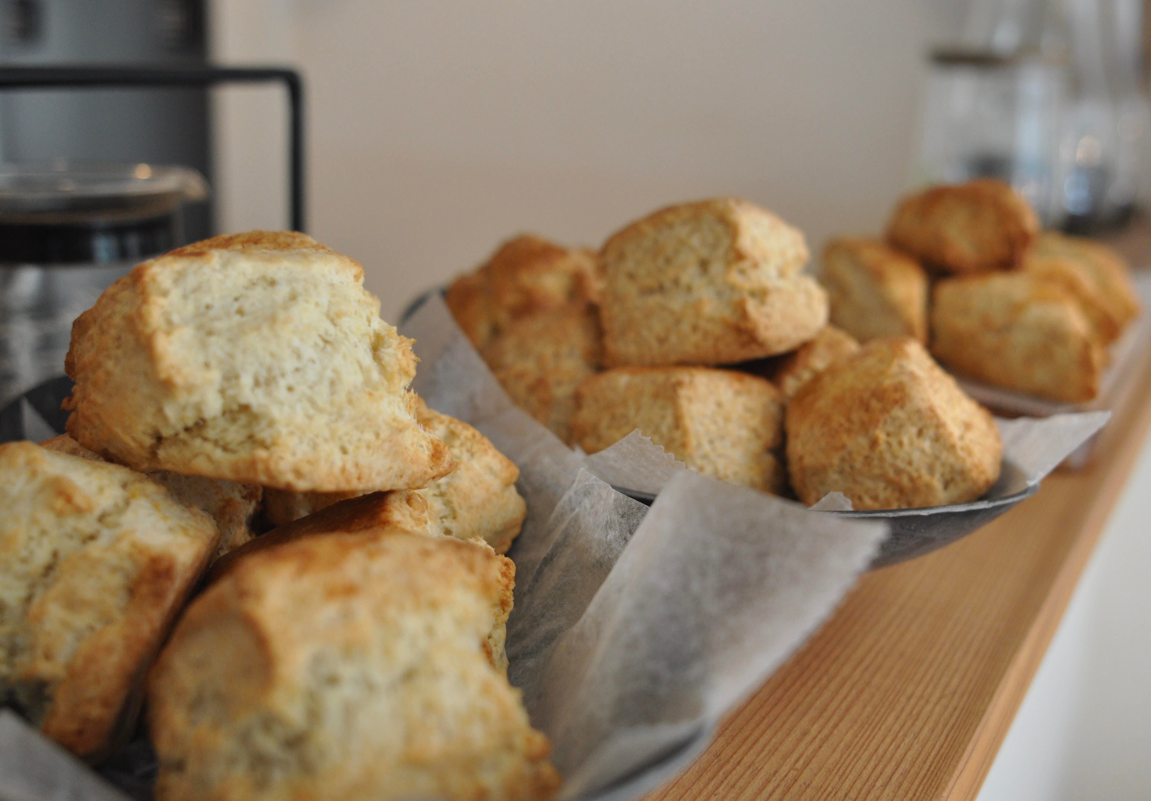 オリジナルバタープレーンスコーン　290円。北海道産の小麦粉と四つ葉のバターを使用している