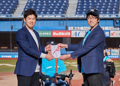 千葉ロッテ・中村奨吾選手（左）と当社社長加藤大貴（右）