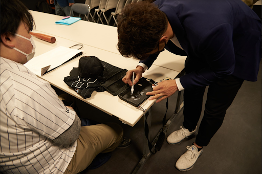 ▲中村奨吾選手からサインをいただくNAOYA