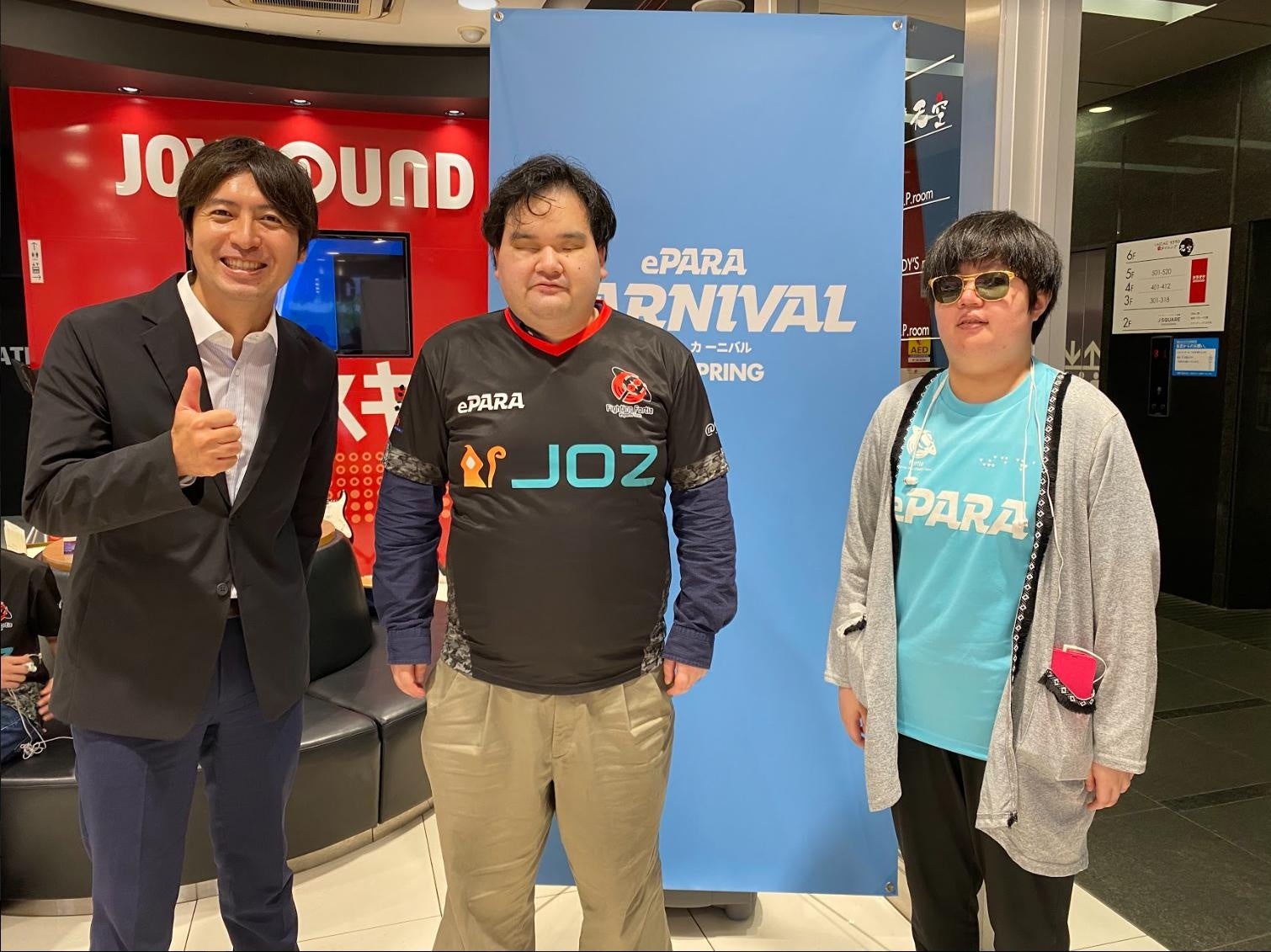 ▲桝太一アナウンサーが全盲のeスポーツプレイヤーと交流の後、記念写真を撮る様子