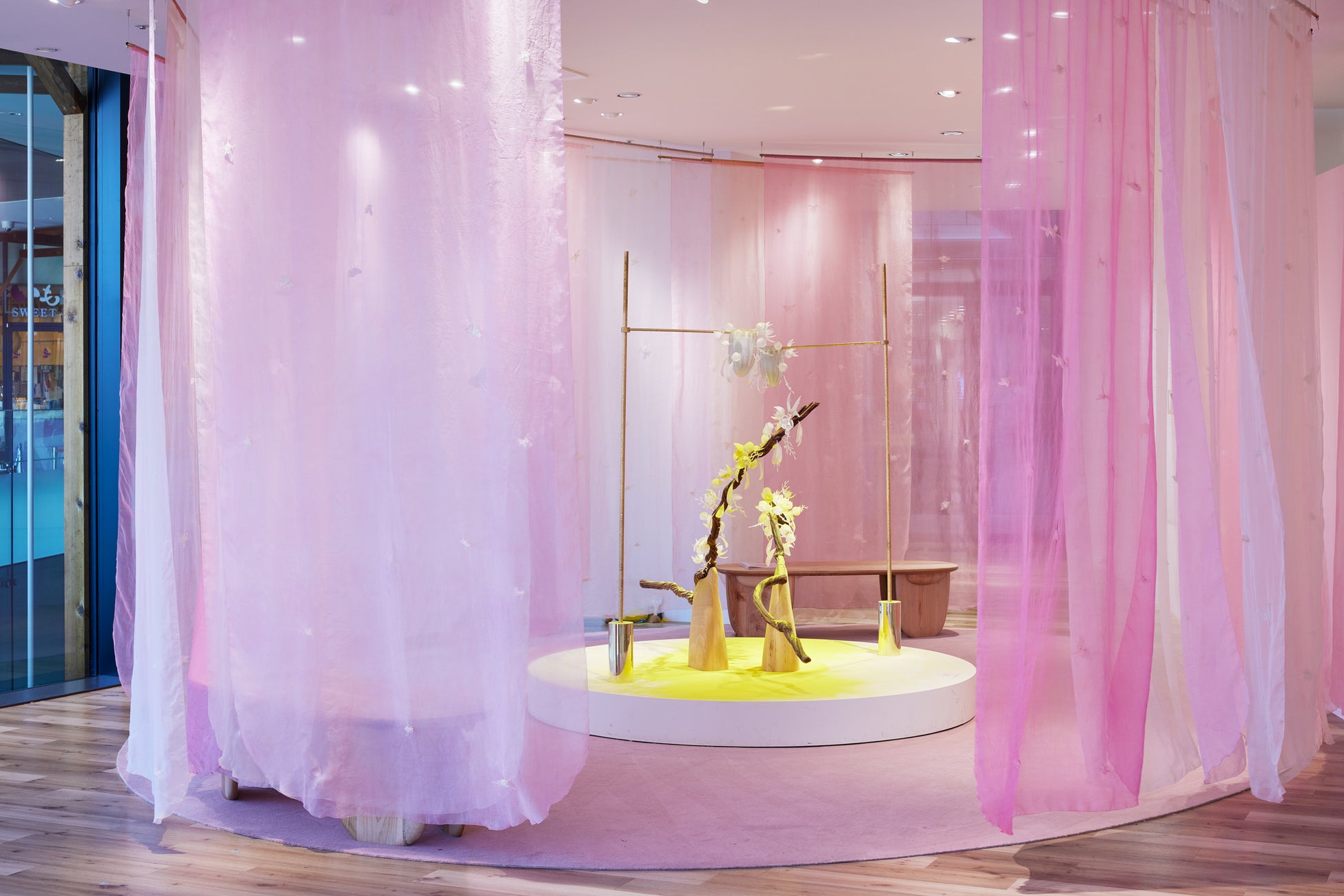 Perrier-Jouët × Fernando Laposse (The Pollination Dance) ©Nacasa & Partners