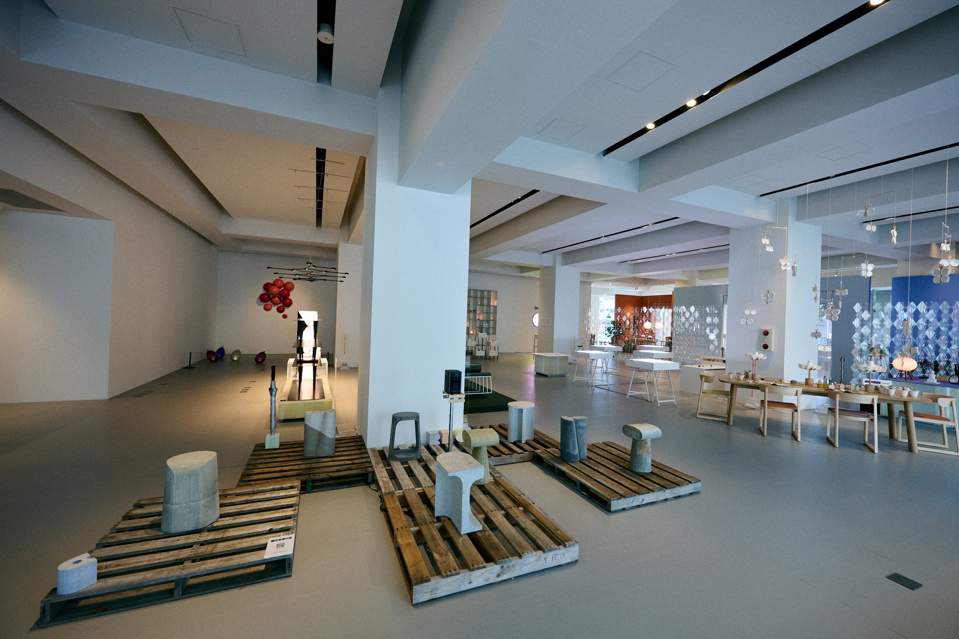 DESIGNART GALLERY(手前の作品はRECONC)©USAMIRYO