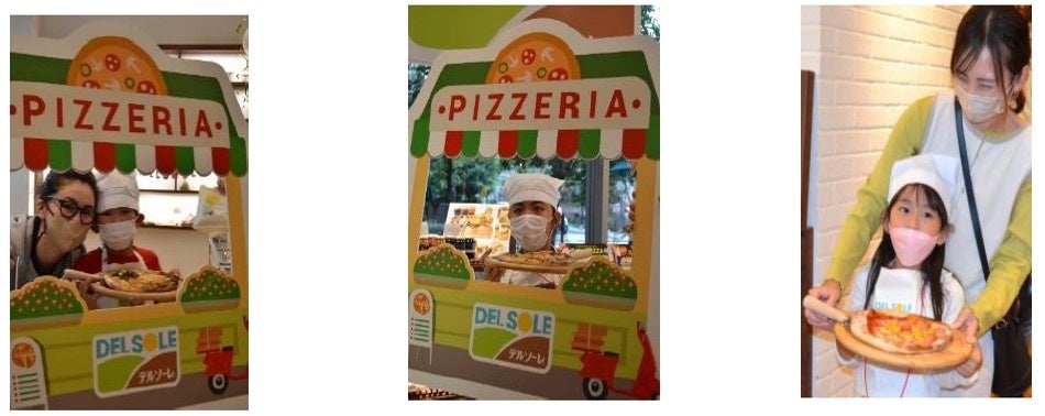 手作りピザ完成記念の記念撮影の様子