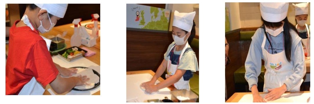 真剣な表情で生地をこねる小さなピザ職人たち