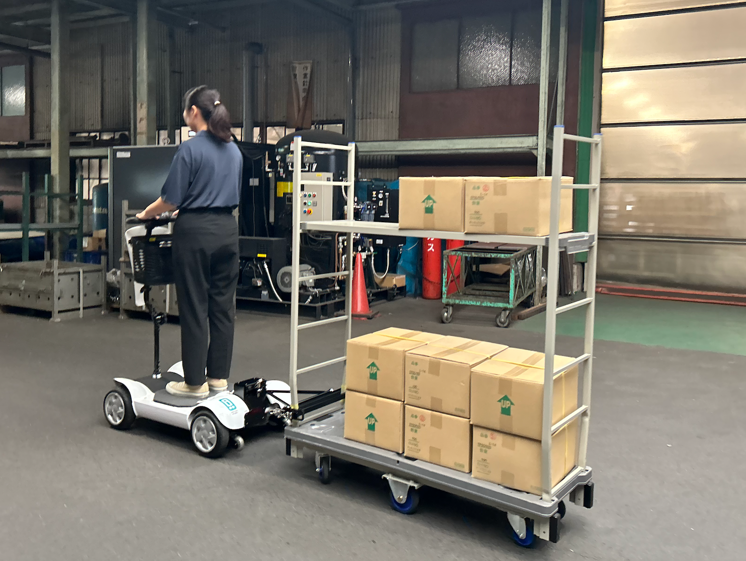 工場内の荷物運搬にも