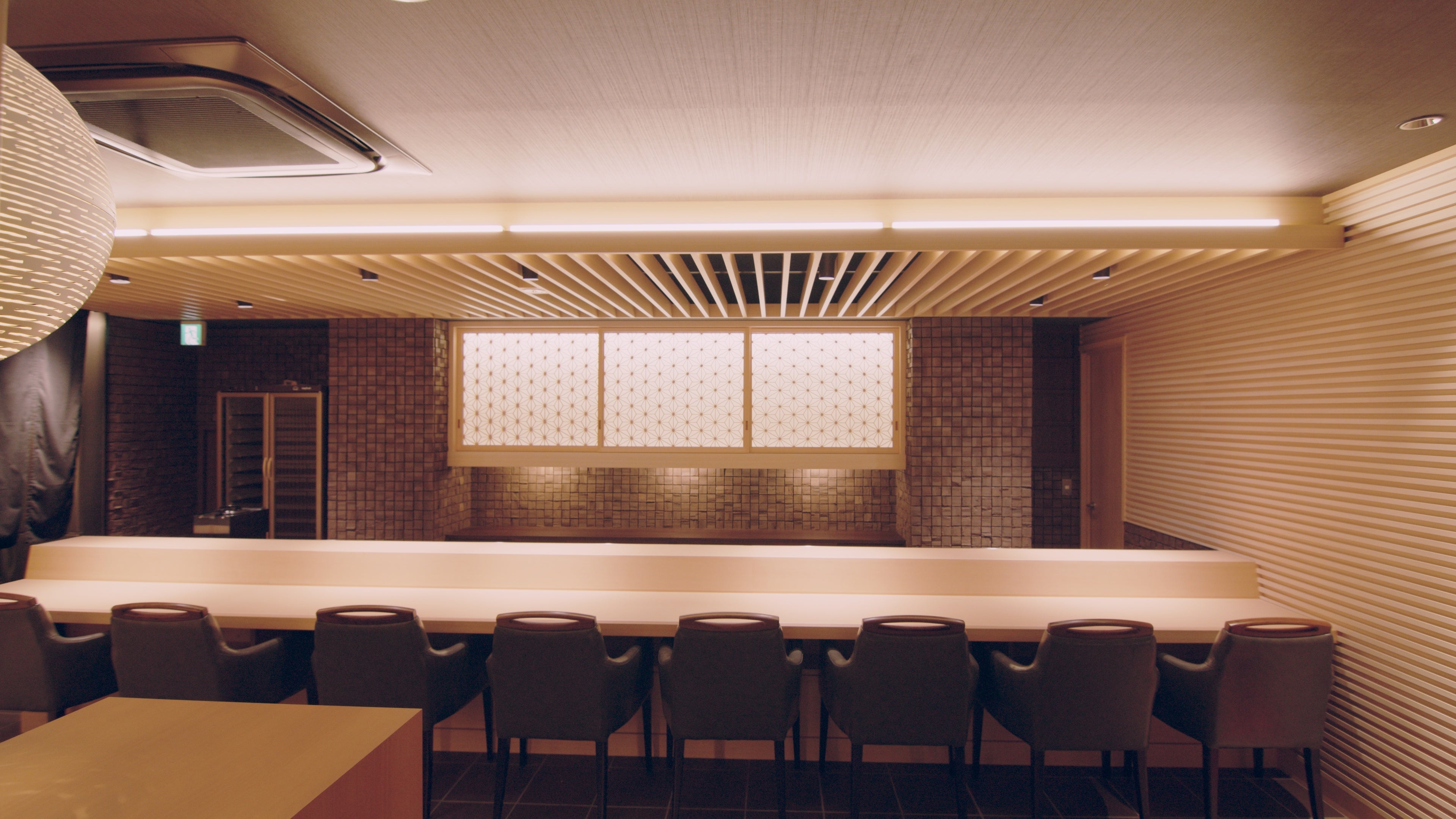 接待や会食にも対応できる、６席の個室