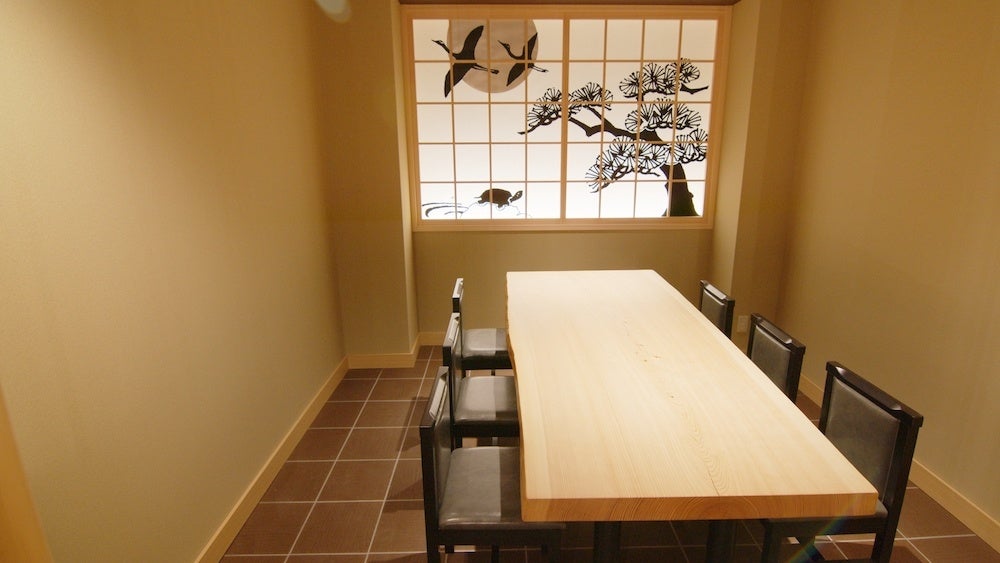 接待や会食にも対応できる、６席の個室