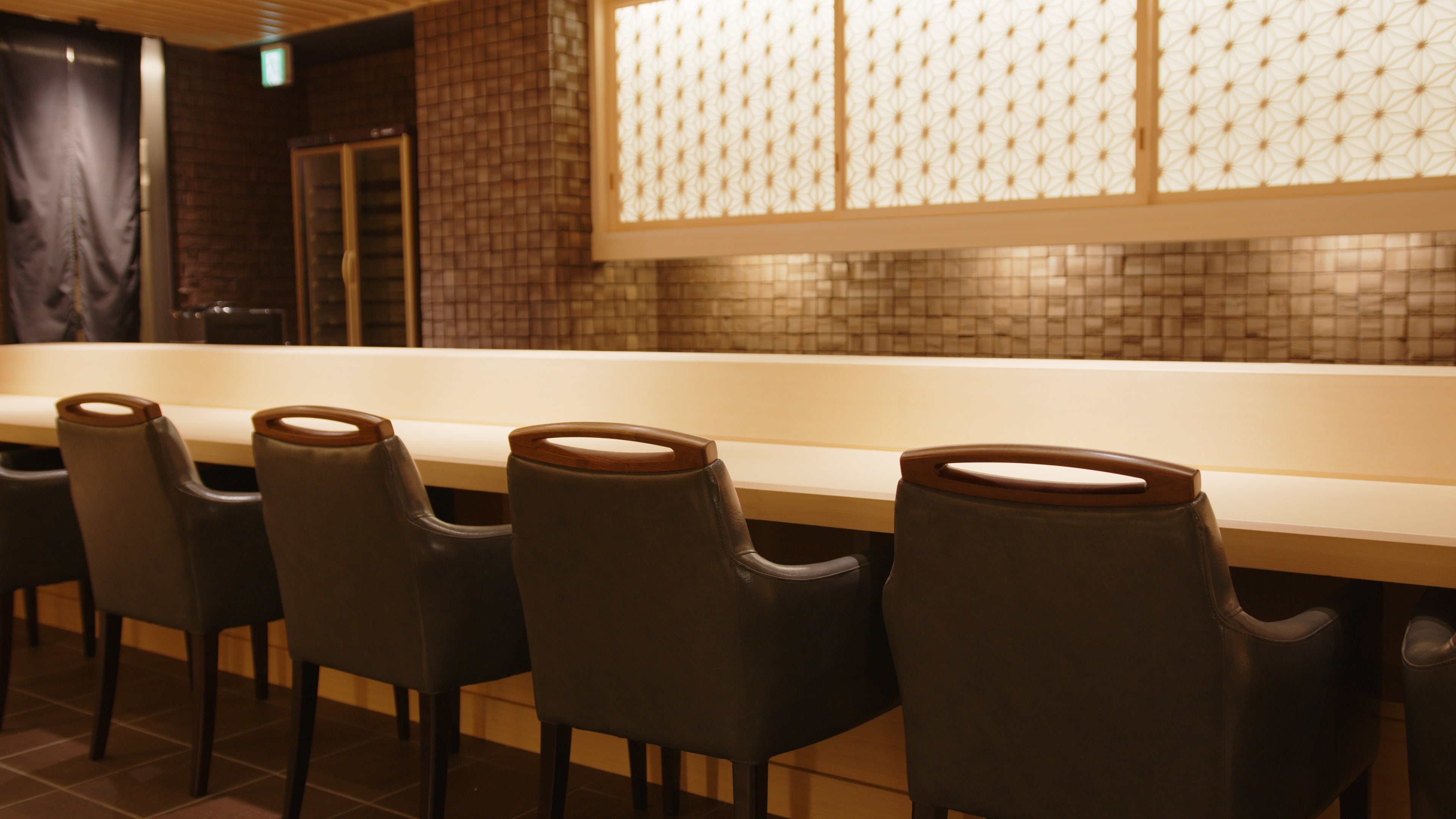 旬のネタと職人との語らいを楽しめる８席のカウンター 