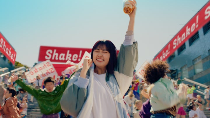 原菜乃華さんと220名のダンサーが熱演!新商品も登場!丸亀シェイクうどんTVCM公開 原菜乃華さんと220名のダンサーが熱演!新商品も登場!丸亀シェイクうどんTVCM公開