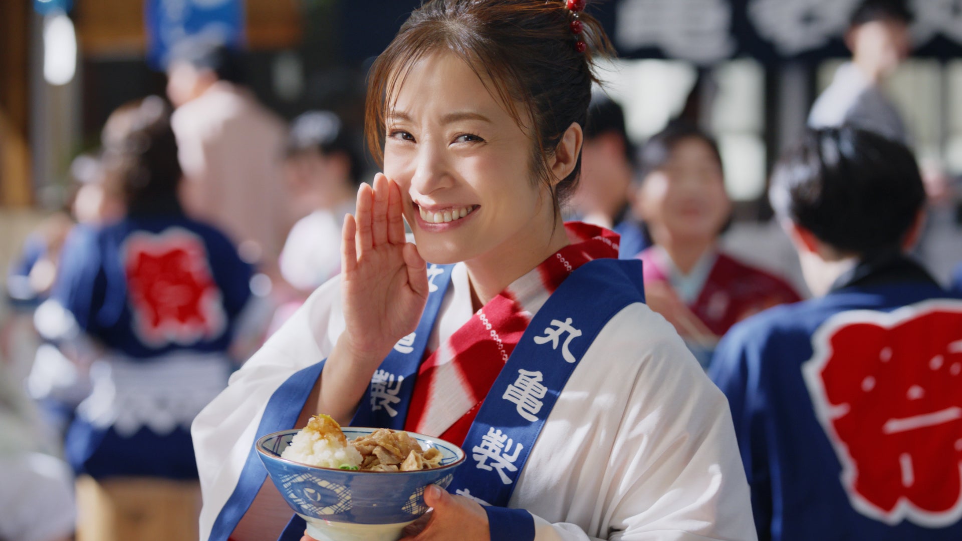 <累計680万食突破!夏本番に食べたい、ひんやり人気の鬼おろし!>上戸彩さんが『鬼おろし豚しゃぶぶっかけうどん』をつるりで「鬼おいしい!」