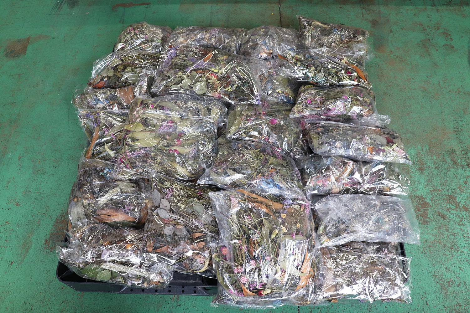 全国の系列店から集めた廃棄植物