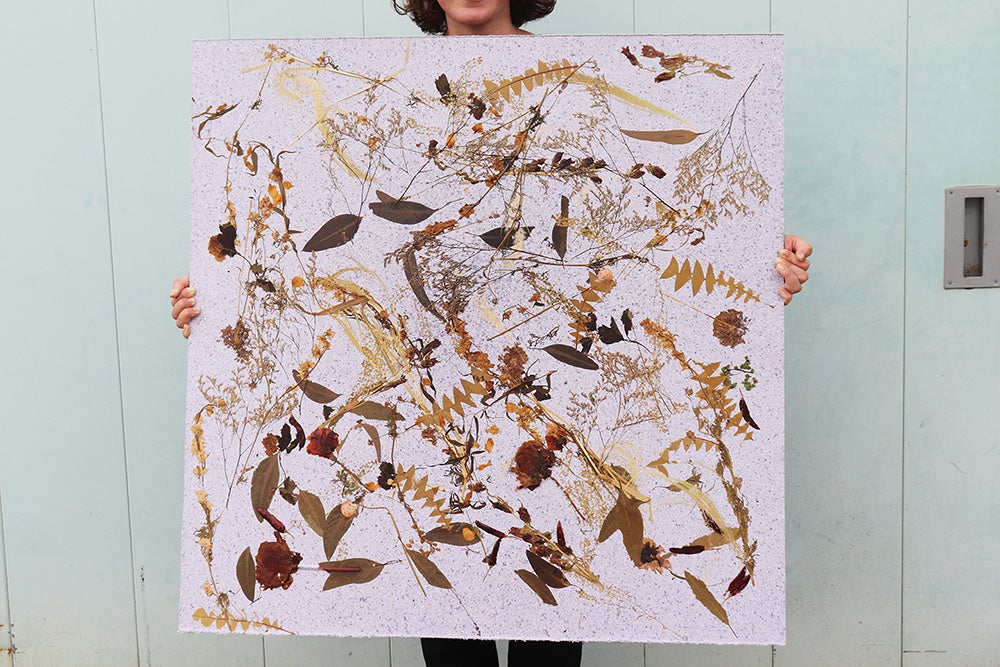 廃棄処分予定の花材を練り込んだ繊維リサイクルボード