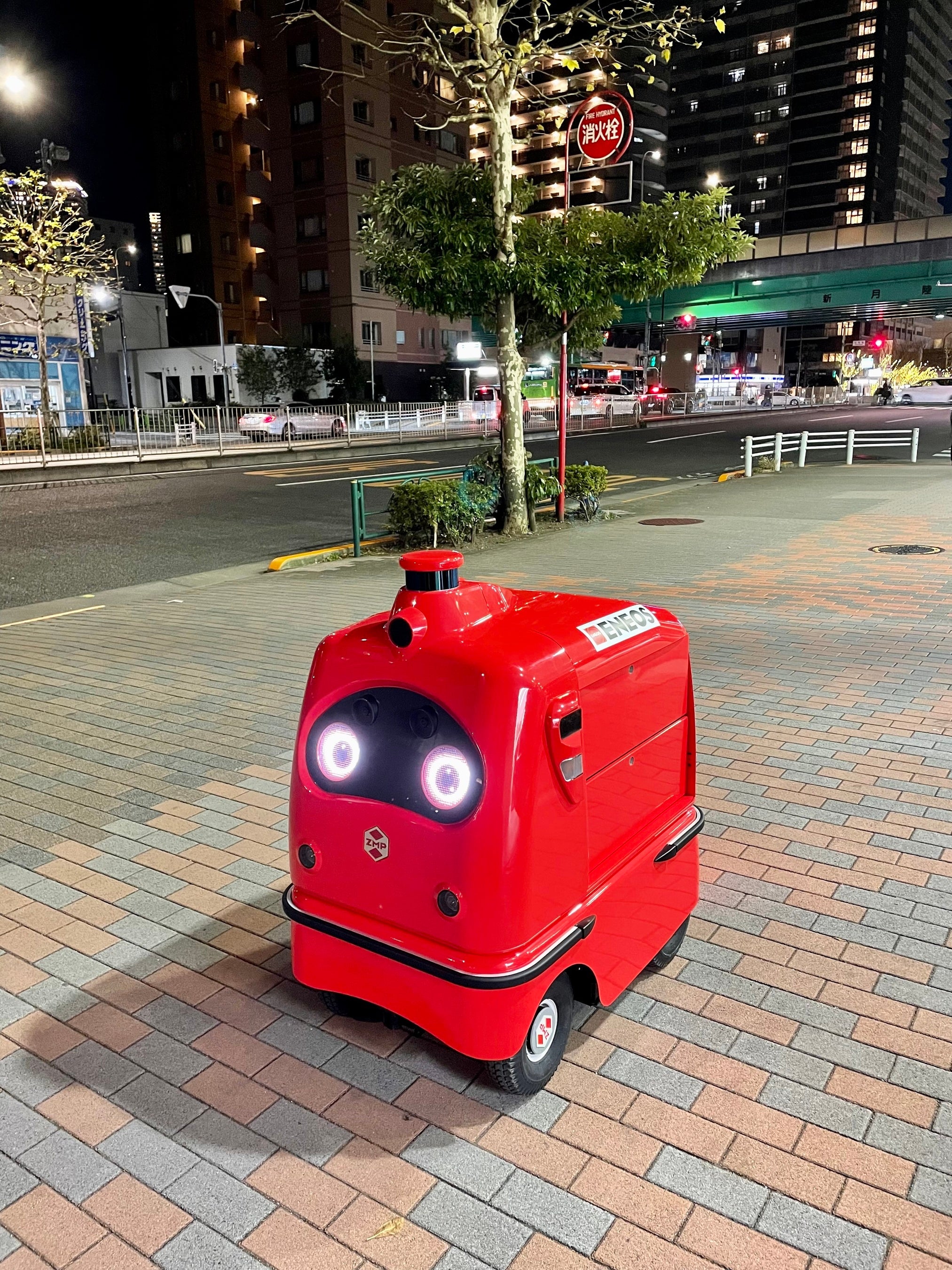 公道走行中の自動宅配ロボット