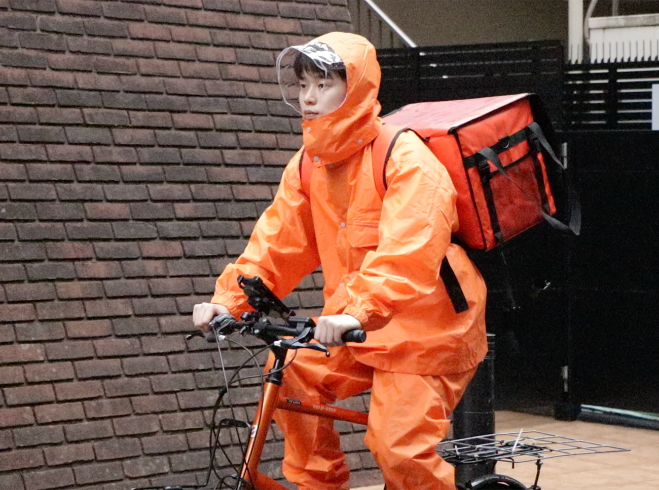 雨天時の様子（写真の雨具はユニフォームではありません）