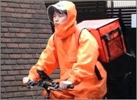 雨天時の様子(写真の雨具はユニフォームではありません)