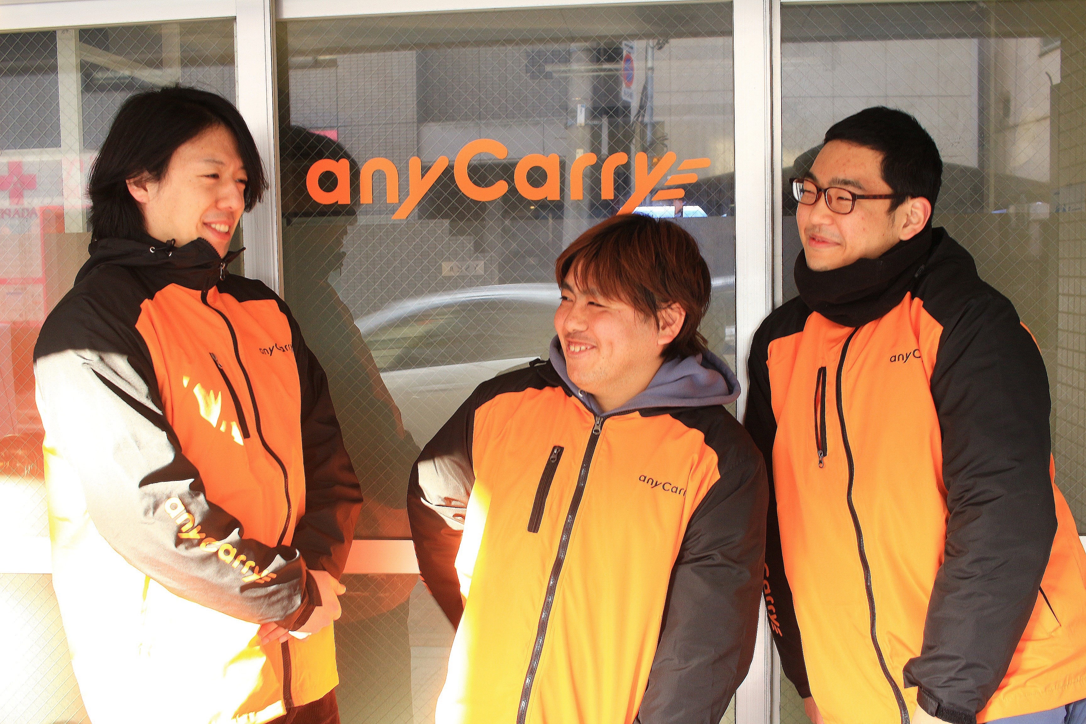 写真：新拠点のオフィス前（スーパーバイザーと配達員）