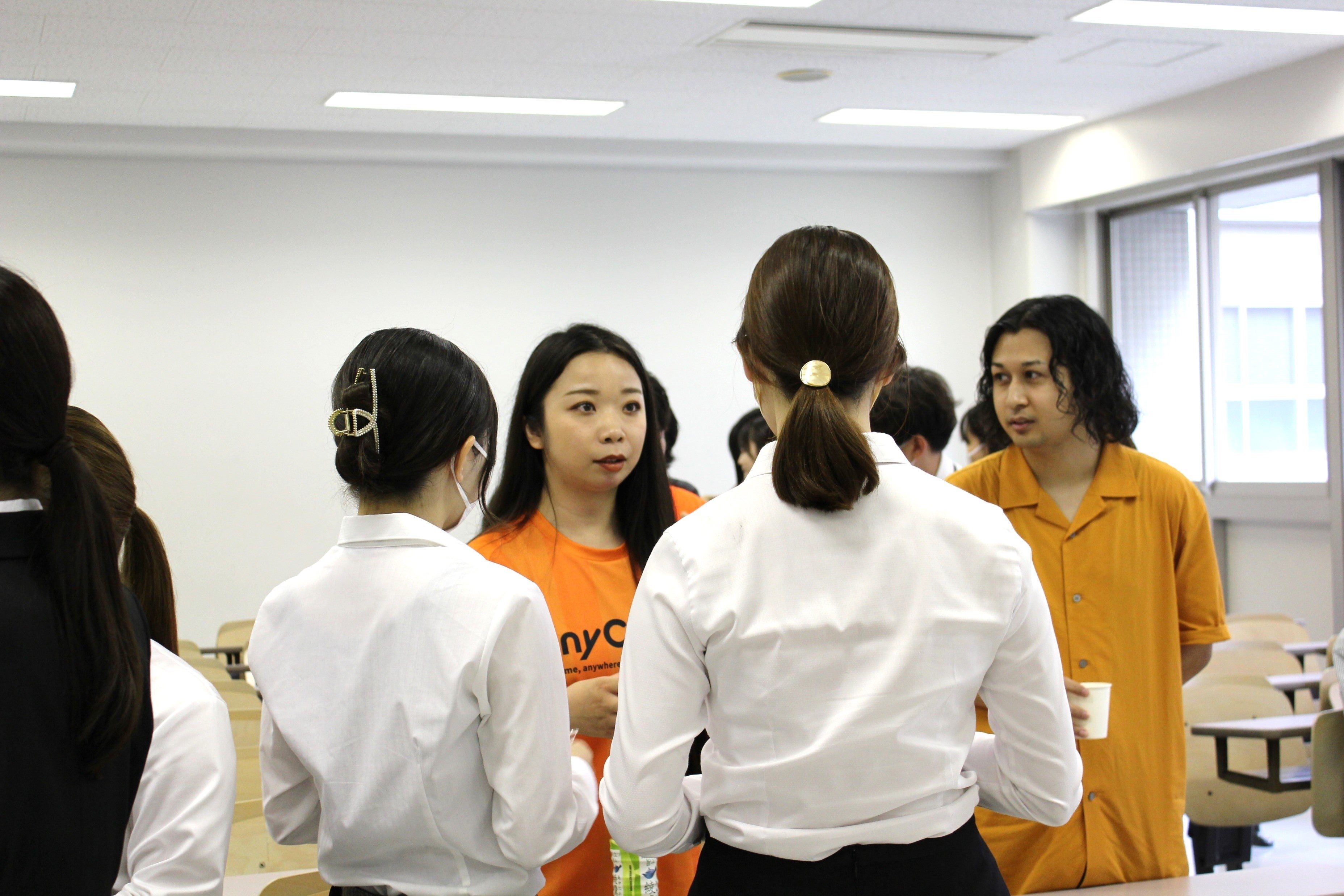 キックオフに参加した学生らが当社社員に質問する様子①