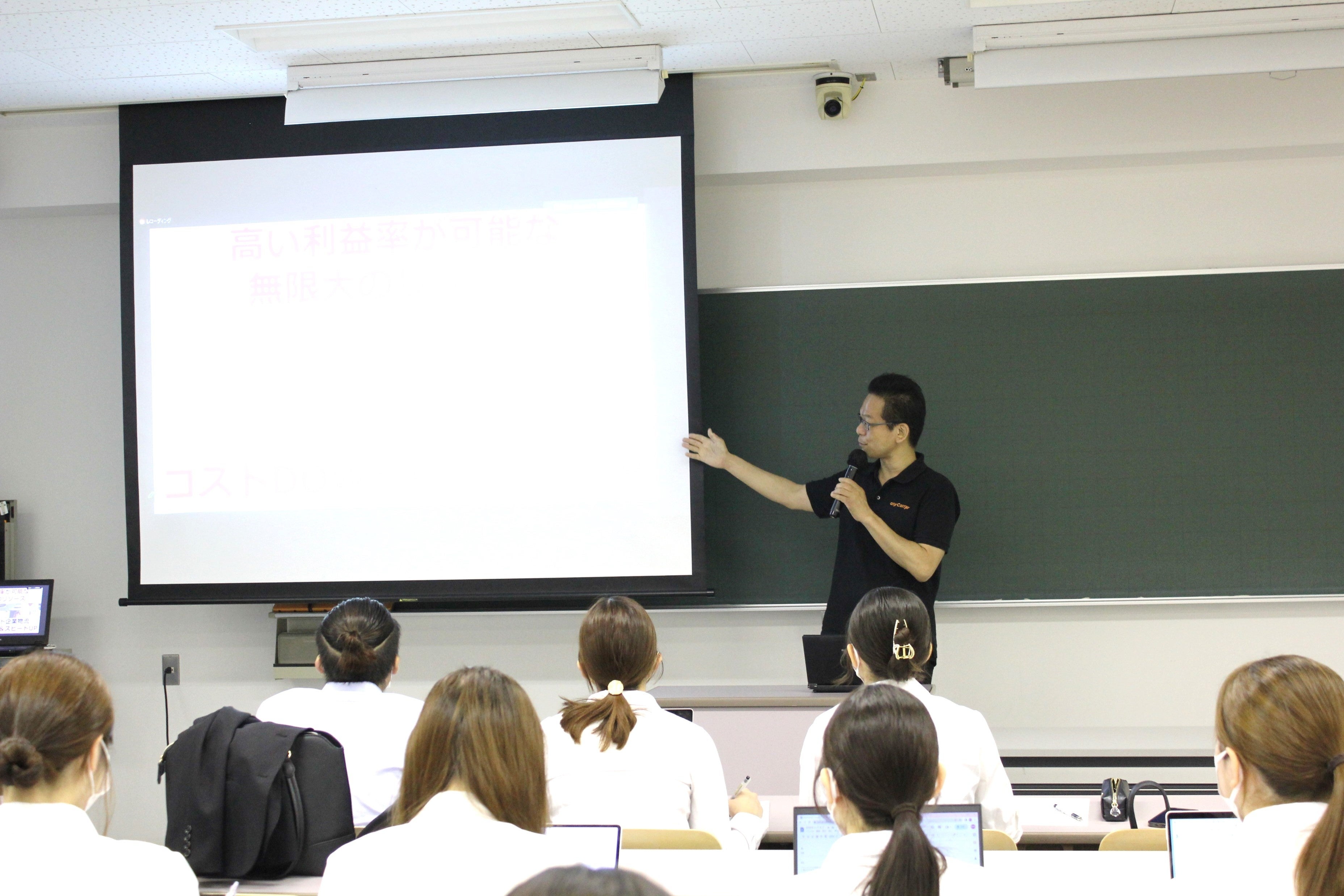 エニキャリの紹介をする当社代表取締役の小嵜