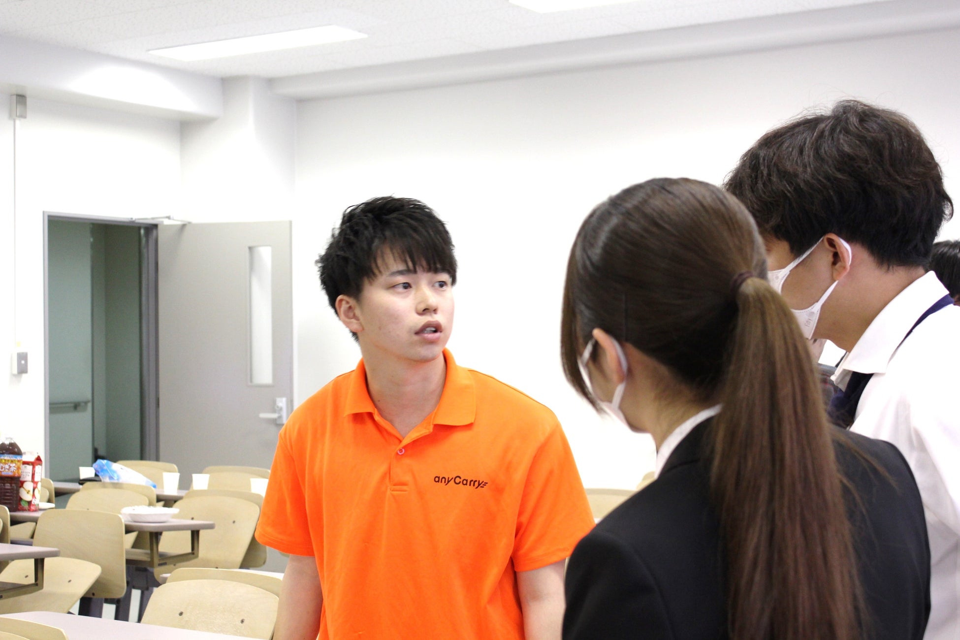 キックオフに参加した学生らが当社社員に質問する様子②