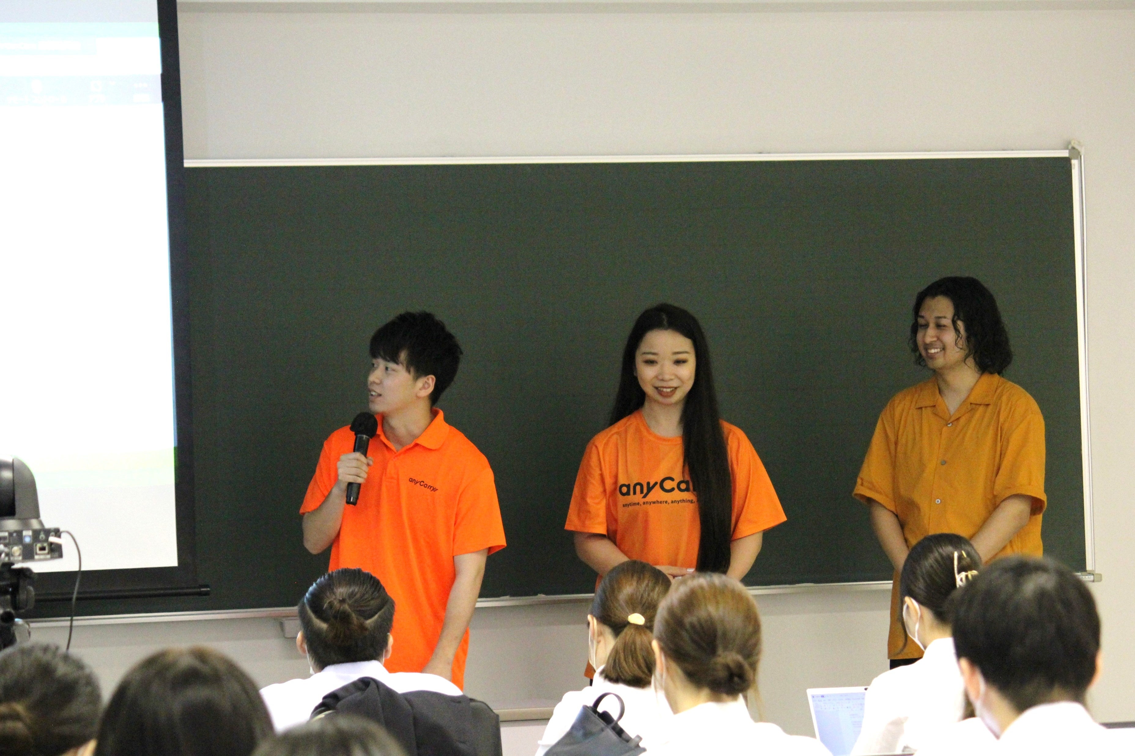 学生に配達員の仕事を伝える当社社員ら