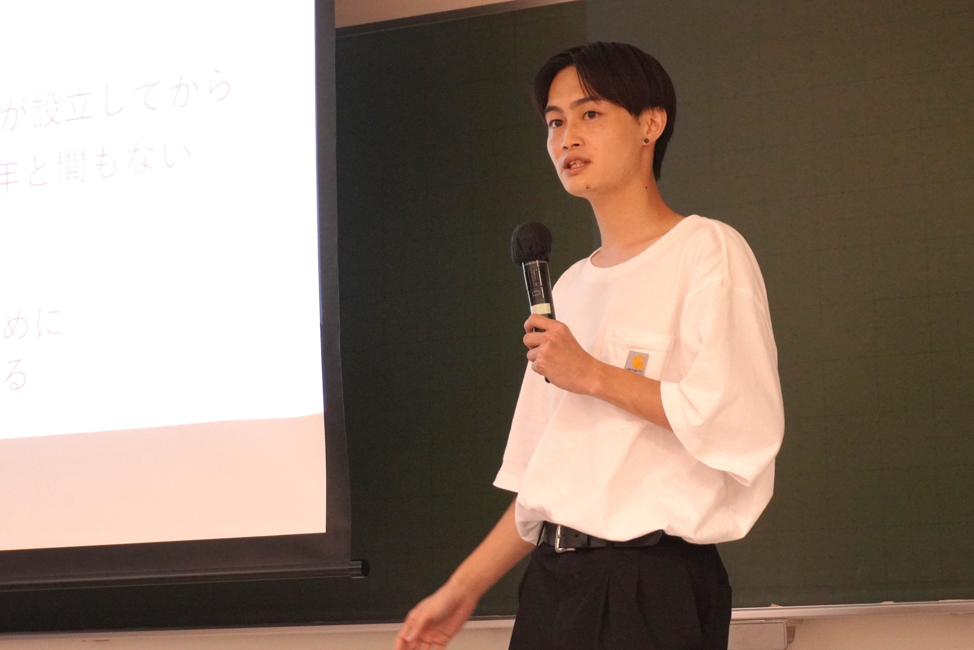 第3位のチーム「IOW」（高千穂大学）のプレゼンの様子