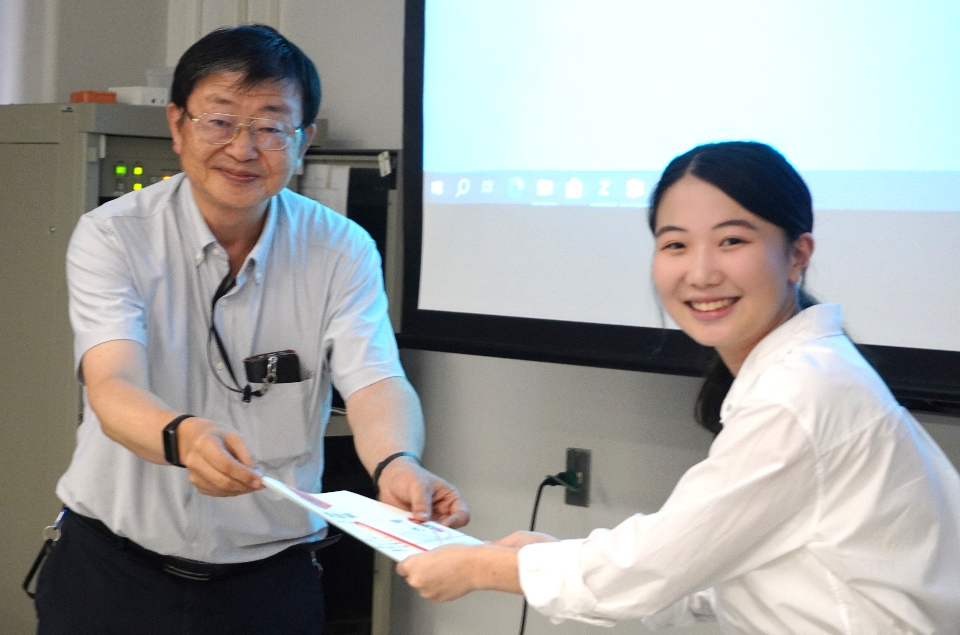 奨励賞の賞金を受け取るチーム「にんじん8」（十文字学園女子大学）