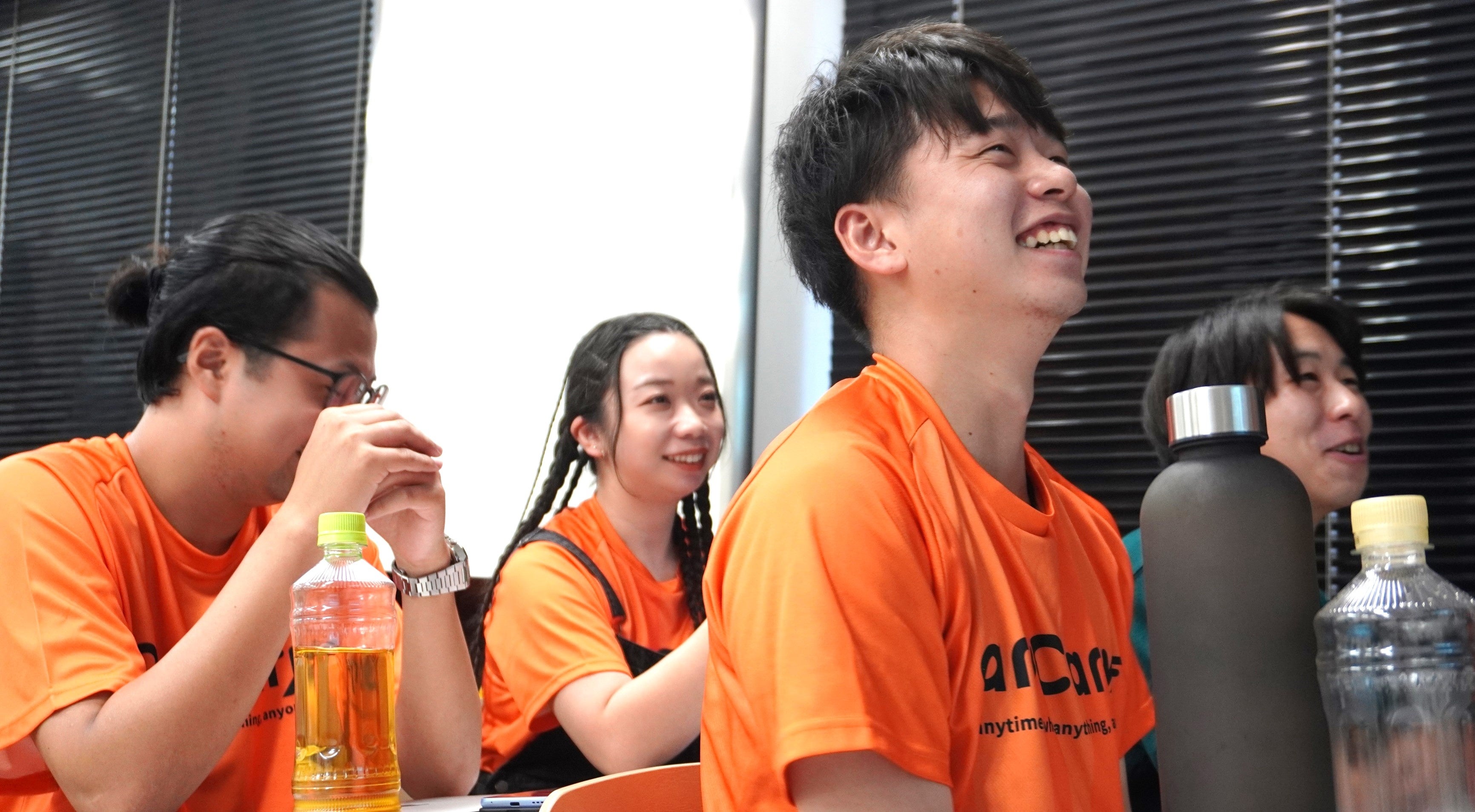 プレゼンを聴くエニキャリ社員ら