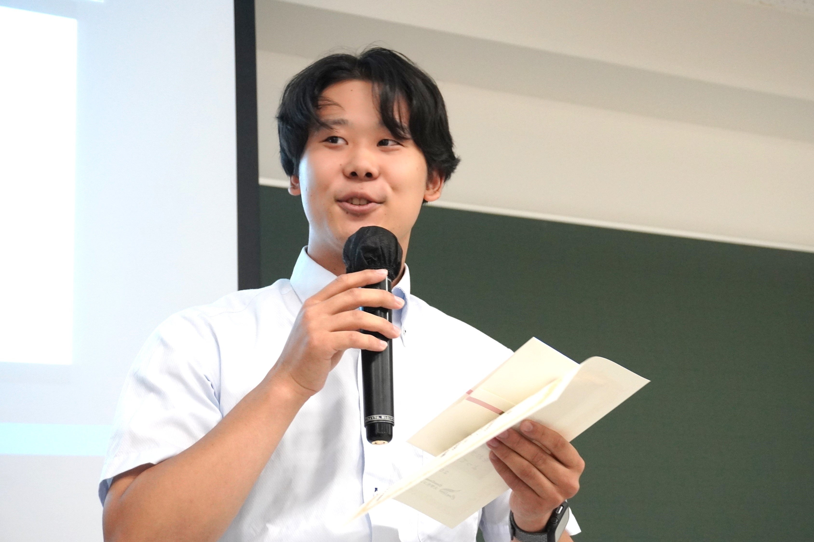 受賞コメントをする第2位のチーム「チームスズキ」（東海大学）