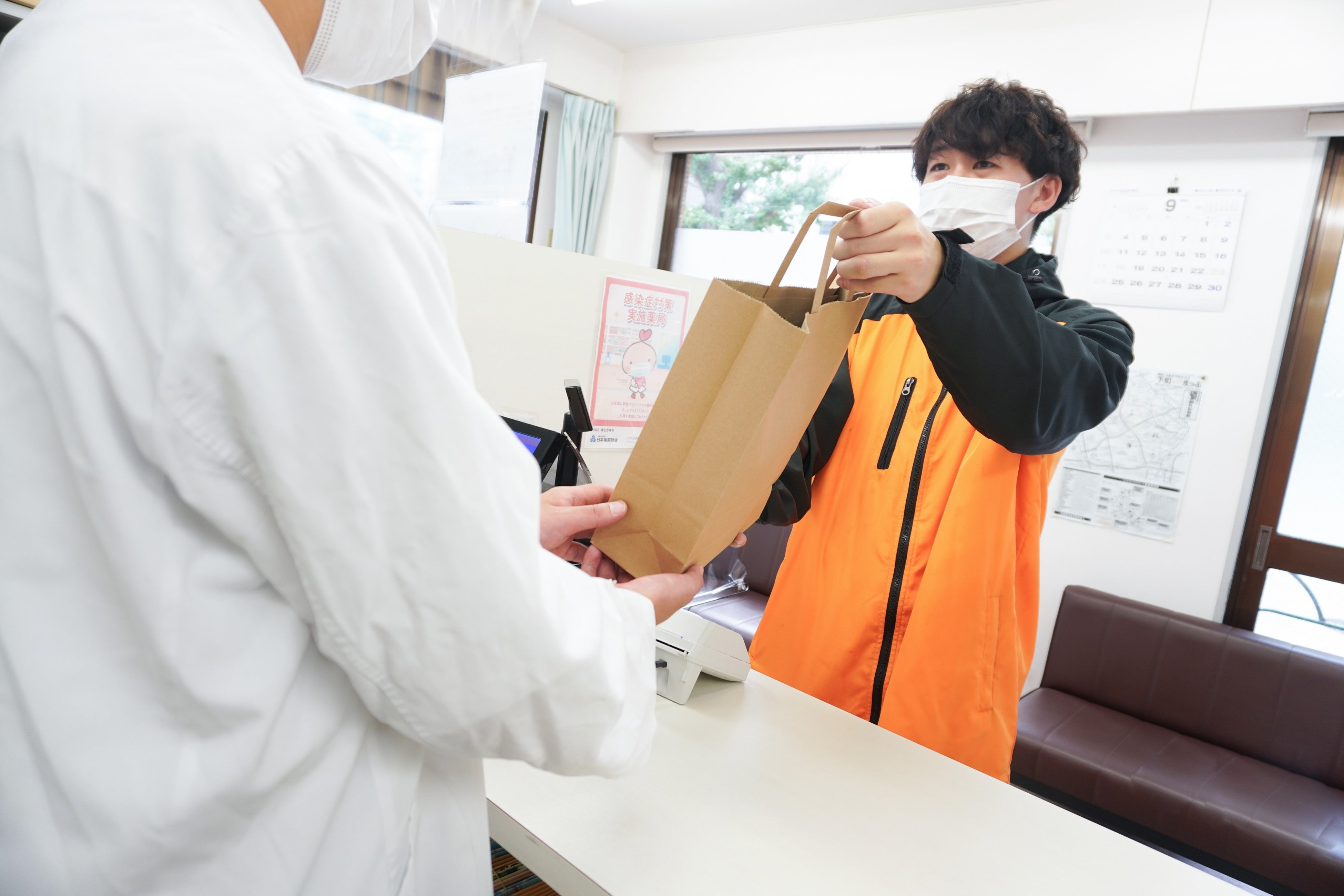 ＜薬局での受け取りの様子【1】（イメージ）＞