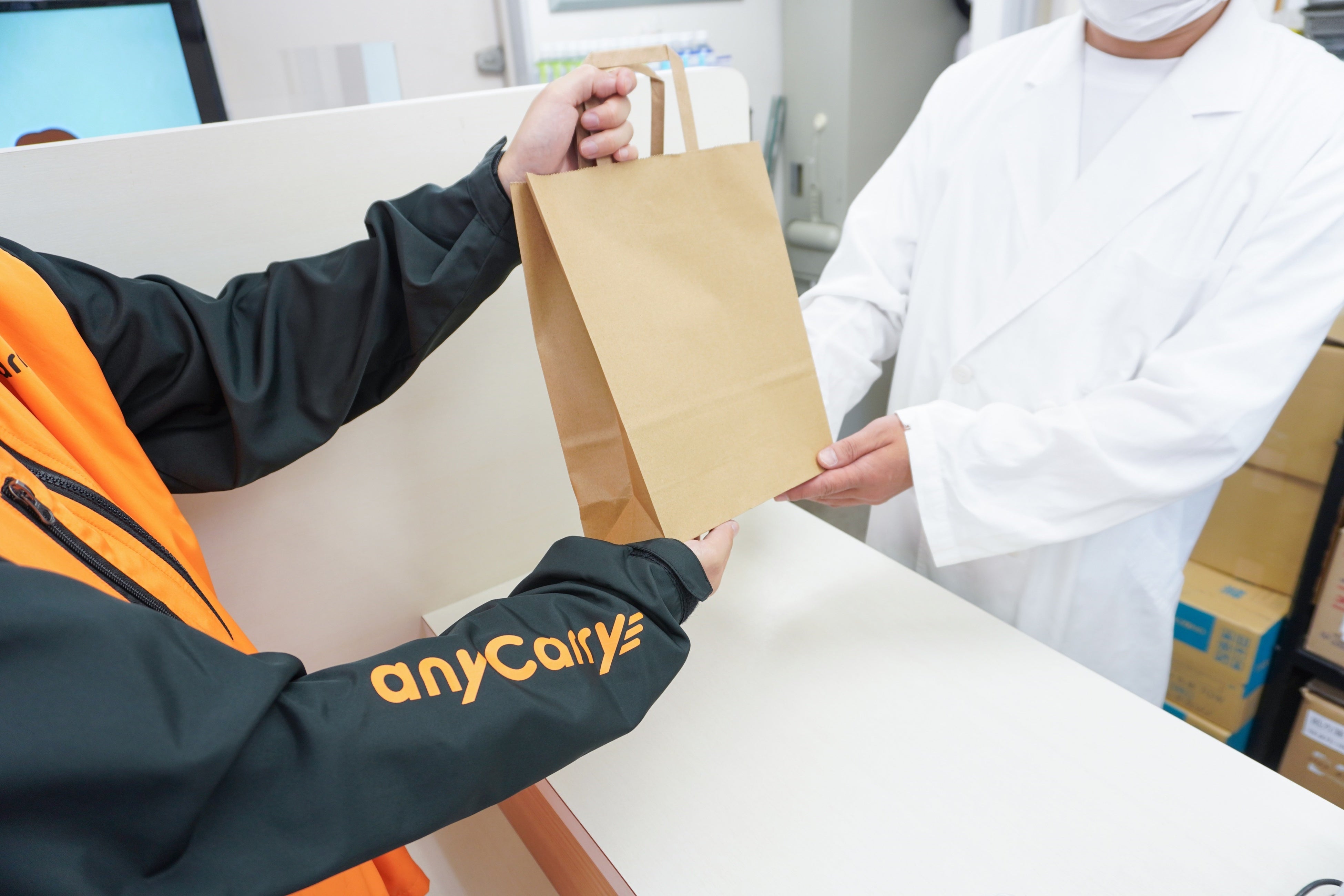 ＜薬局での受け取りの様子【2】（イメージ）＞