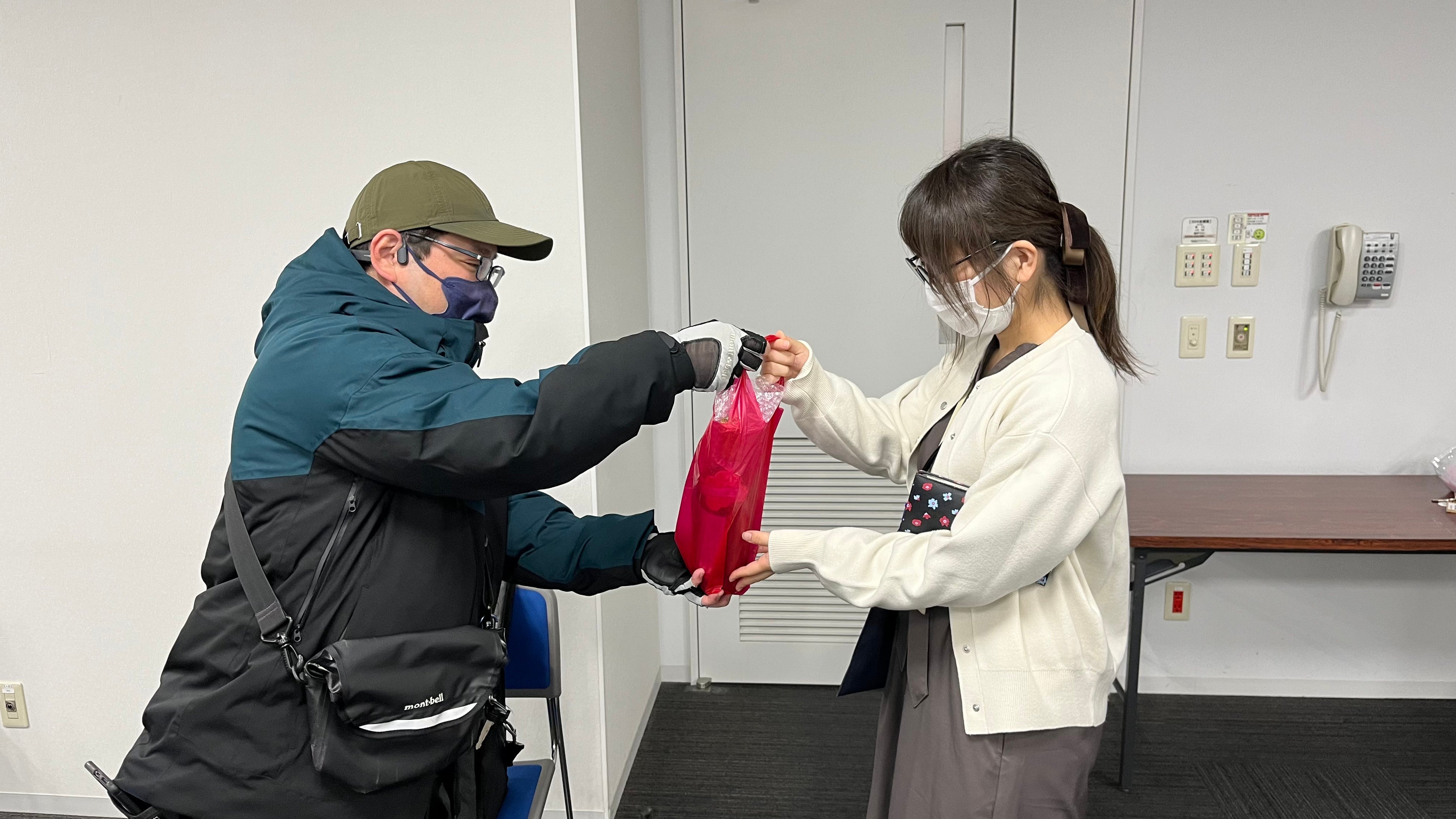 ＜お買い物代行を依頼した商品を受け取る様子＞