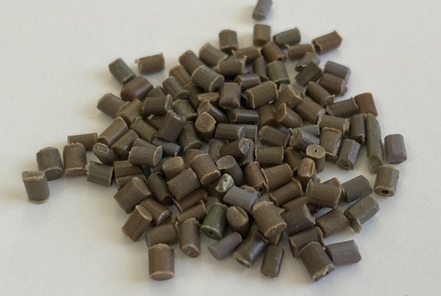 従来のマテリアルリサイクルのプロセスで再生された暗色系のペレット