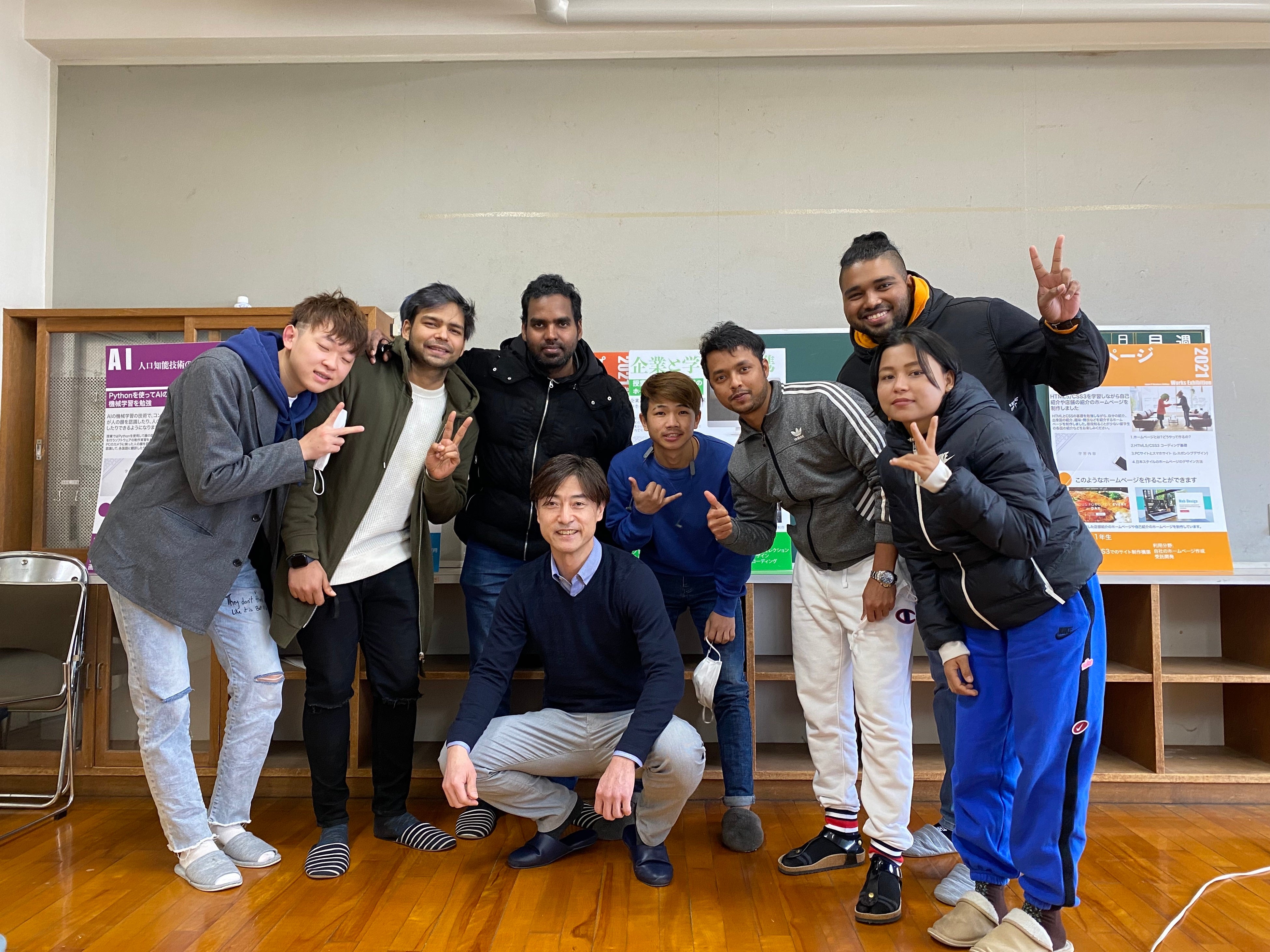 日本ITビジネスカレッジの外国人留学生たちと講師（豊田）