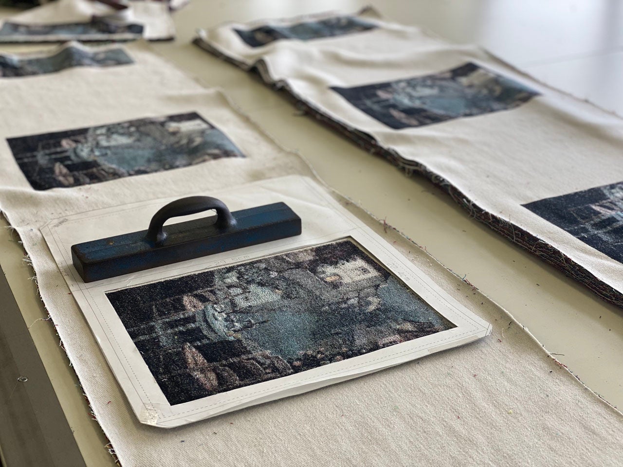 デニムファクトリ一の厚地を扱う裁断技術で1枚ずつ裁断されていく