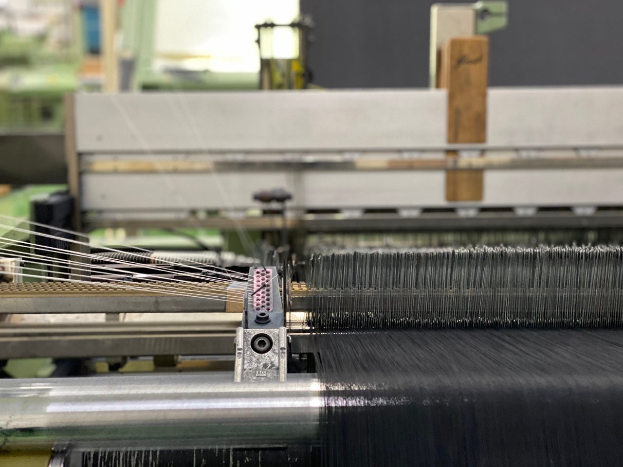  縦糸と横糸のバランスを見ながら織りなされる立体感が美しい井原産デニムジャガード。