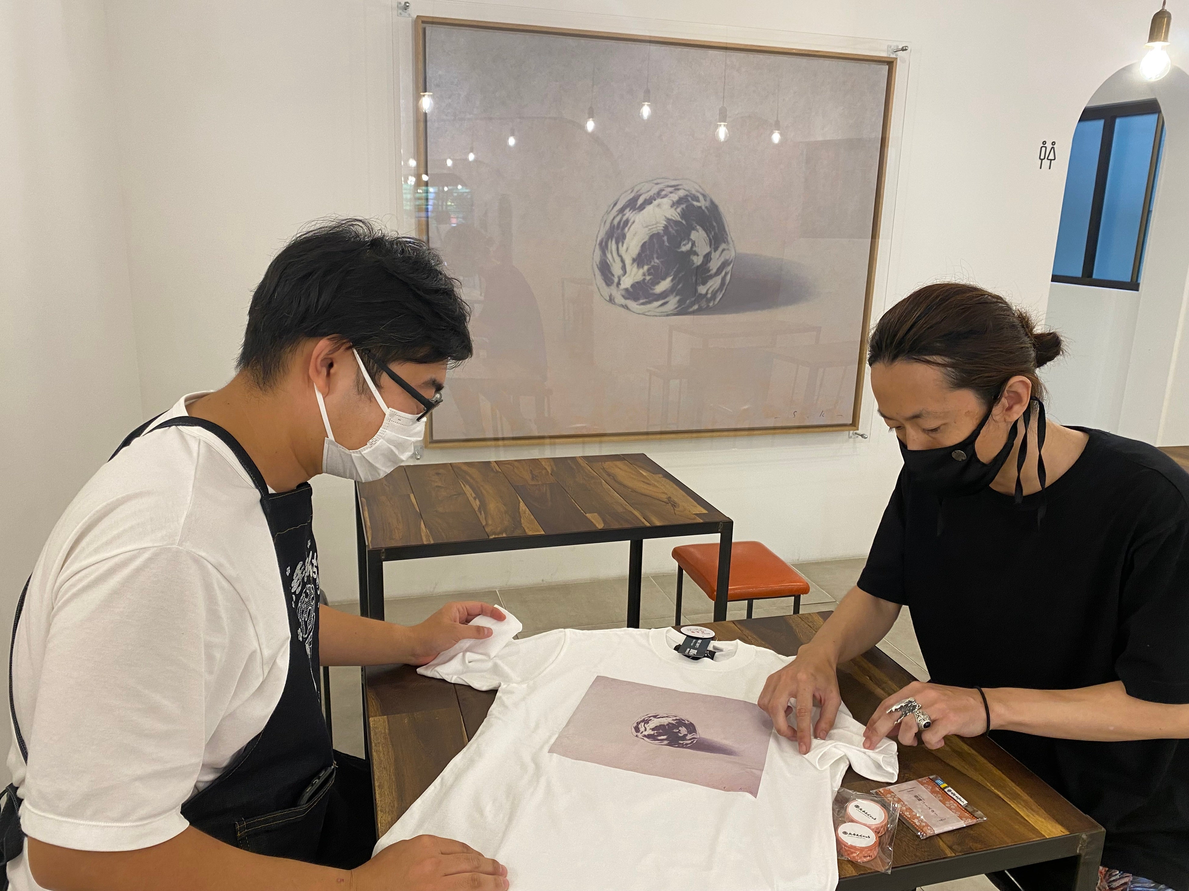 制作時の打ち合わせ風景  左：大手饅頭伊部屋 大岸常務 右：青木被服 青木専務