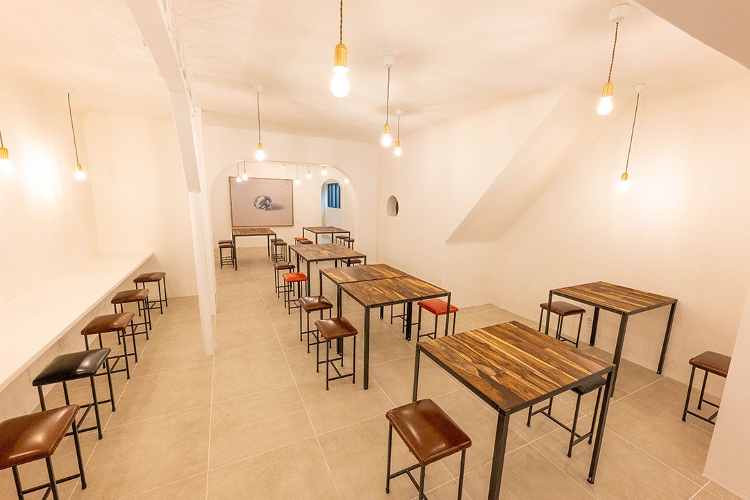 大手まんぢゅうカフェ  店内奥にはフロントデザインにもなっている大手まんぢゅう絵画が飾られている