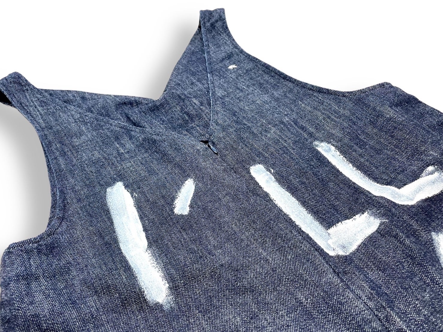 人気品番のサロペットにもペイントが施されている。