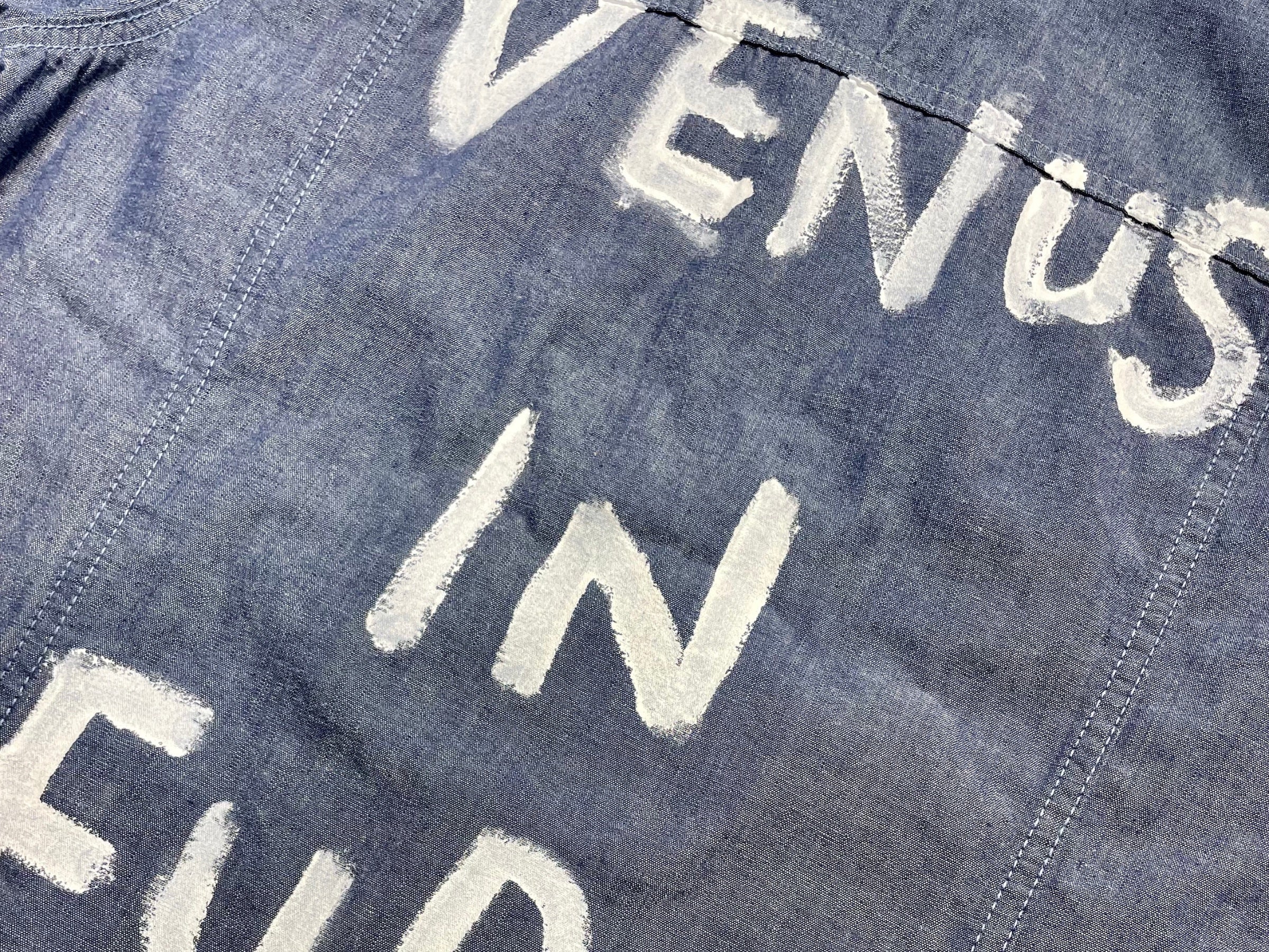 1970年代の音楽からインスパイアされた楽曲が描かれている。